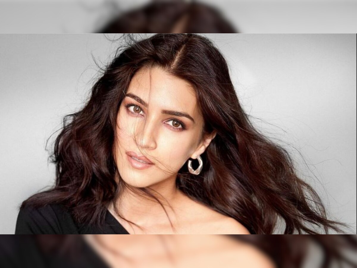 'Mimi' star Kriti Sanon aces street style fashion in 'cute' top made by her mom	Geeta Sanon - see photo