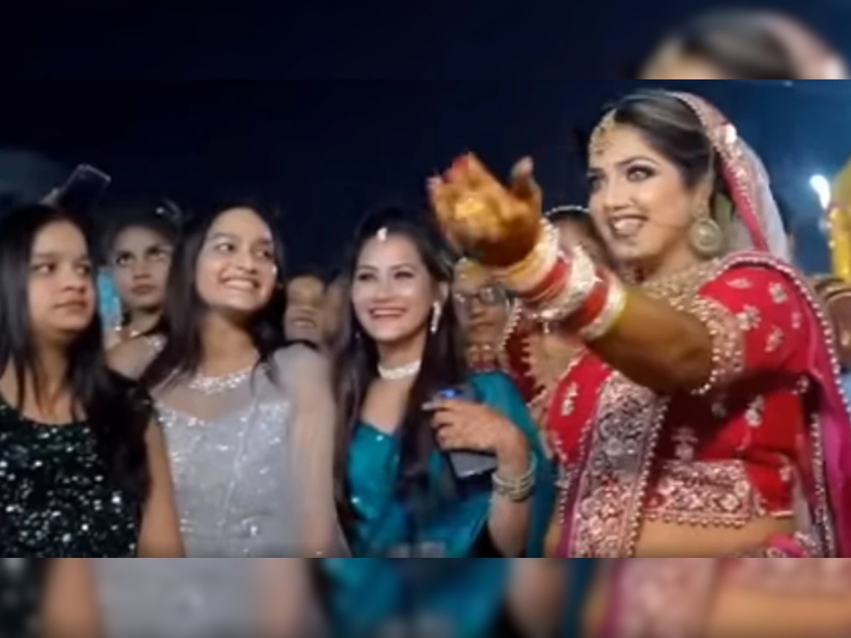 Dulha Dulhan Ka Cute Dance Bride Groom Dance On Popular Bollywood Song Watch Viral Video Here 