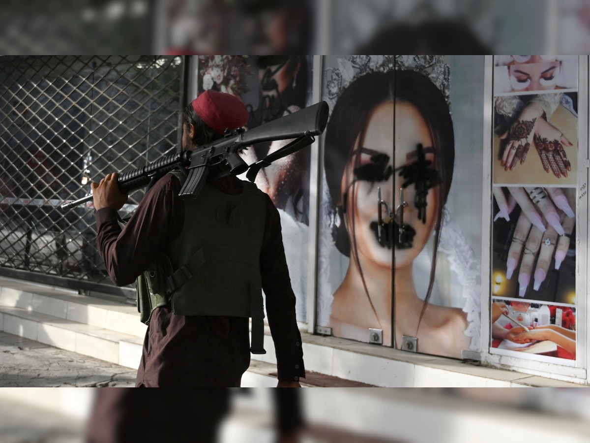 Taliban vandalises posters of women models in Kabul - WATCH