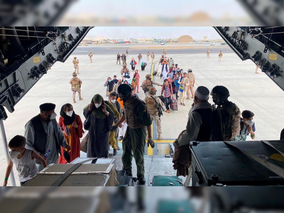 Taliban uses gunfire and batons to control crowd at Kabul airport