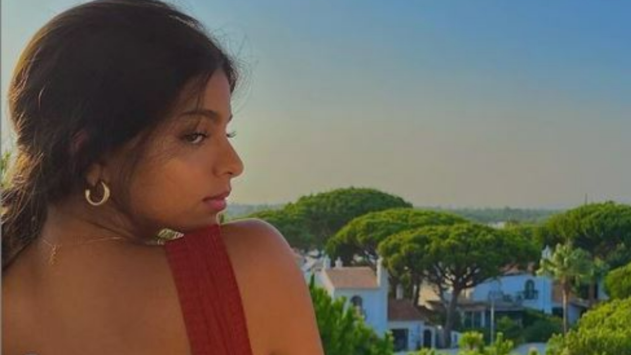 Viral Suhana Khan Sets Internet Ablaze With Photos In Sexy Bodycon Dress Bff Shanaya Kapoor Reacts 