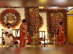 Dulhan ka surprise! Bride runs off the wedding stage to do THIS, leaves groom awestruck - Watch 