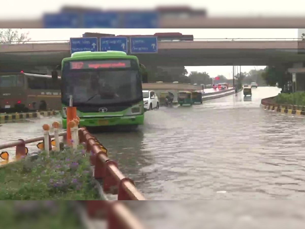 Rain lashes Delhi-NCR, several roads waterlogged, traffic hit