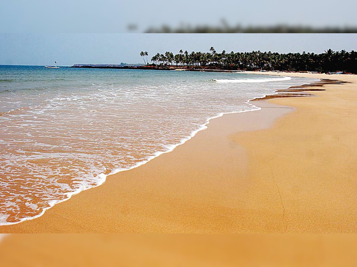 'That’s a thong and that’s a bra': Man slams group of women for wearing bikini on beach 