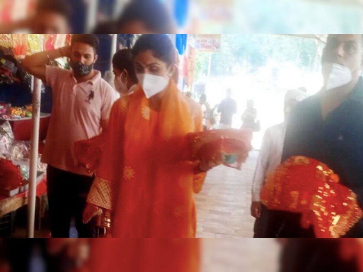 Shilpa Shetty Bathroom Sex - Amid Raj Kundra's porn case, Shilpa Shetty offers prayers at Mata Vaishno  Devi temple
