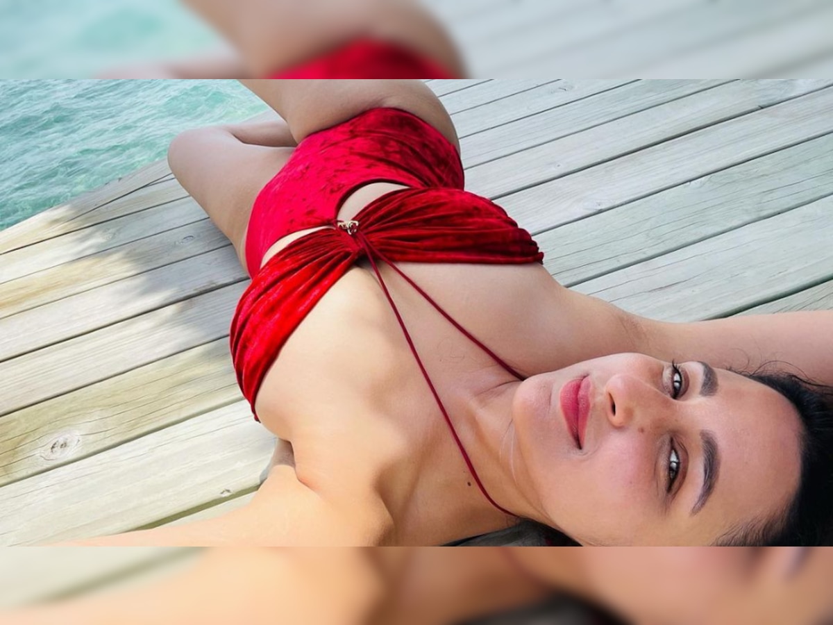 Parineeti Chopra looks red hot in sexy velvet bikini, drops droolworthy  photo