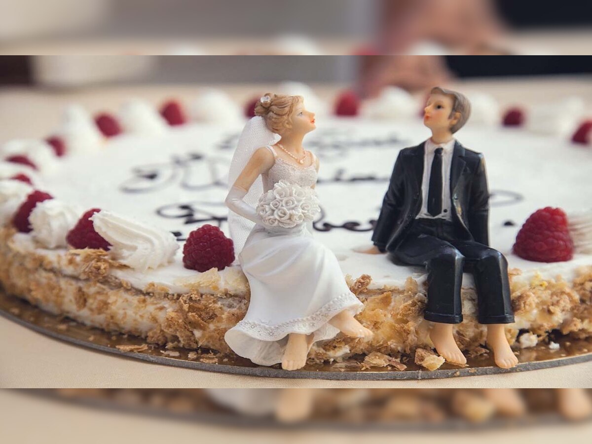 Newlywed couple messages guest to pay for eating an extra piece of wedding cake