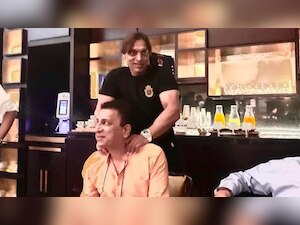 'He could seriously hurt you but...': Sunil Gavaskar shares VIRAL pic with Shoaib Akhtar ahead of T20 World Cup
