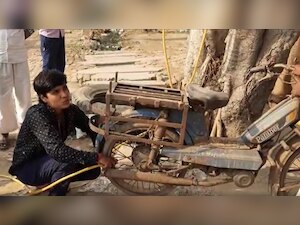 UP: नेशनल बॉक्सर प्रियंका बुलंदशहर में रोजीरोटी के लिए लगाती हैं पंक्चर