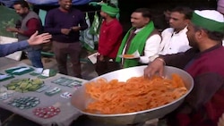 Elated farmers at Gazipur border celebrate repeal of farm laws with 'jalebis'