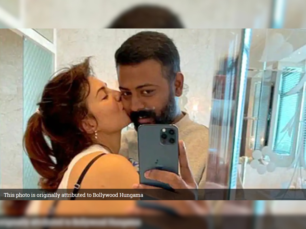 Jacqueline Fernandez kisses conman Sukesh Chandrasekhar in mirror selfie, photo goes viral