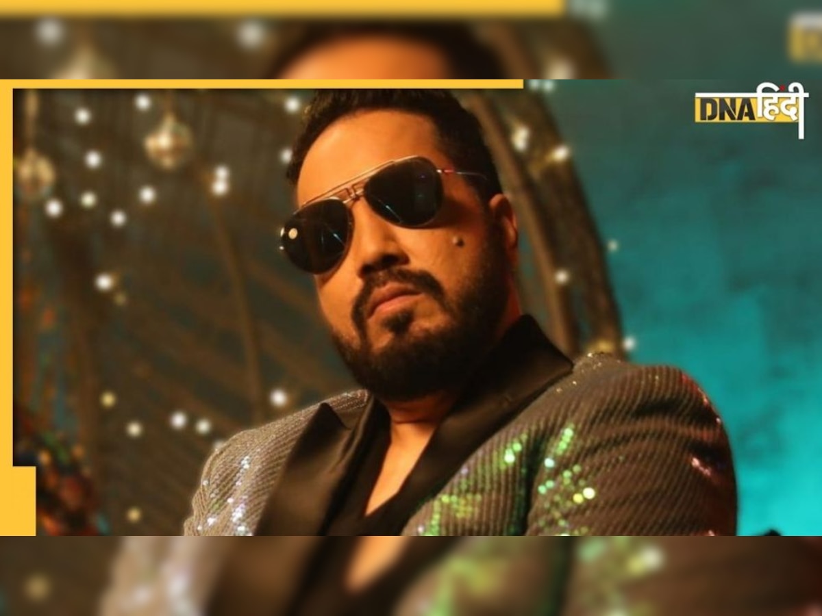 VIDEO: बिन बुलाए शादी में घुस गए Mika Singh, स्टेज पर चढ़कर शुरू कर दिया गाना