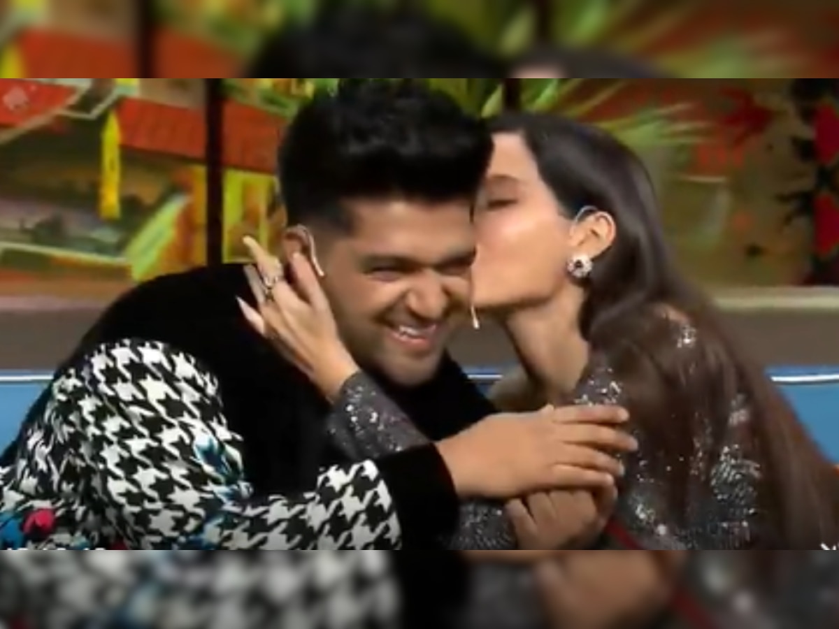 Kapil Sharma Xxx Video - Nora Fatehi kisses rumoured boyfriend Guru Randhawa on 'The Kapil Sharma  Show' - Watch VIRAL video