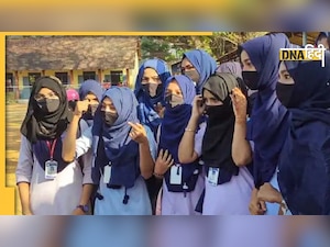 Hijab Row: घूंघट, चूड़ी, पगड़ी को छूट तो हिजाब पर सवाल क्यों? याचिकाकर्ता की कर्नाटक HC में दलील, आज फिर सुनवाई
