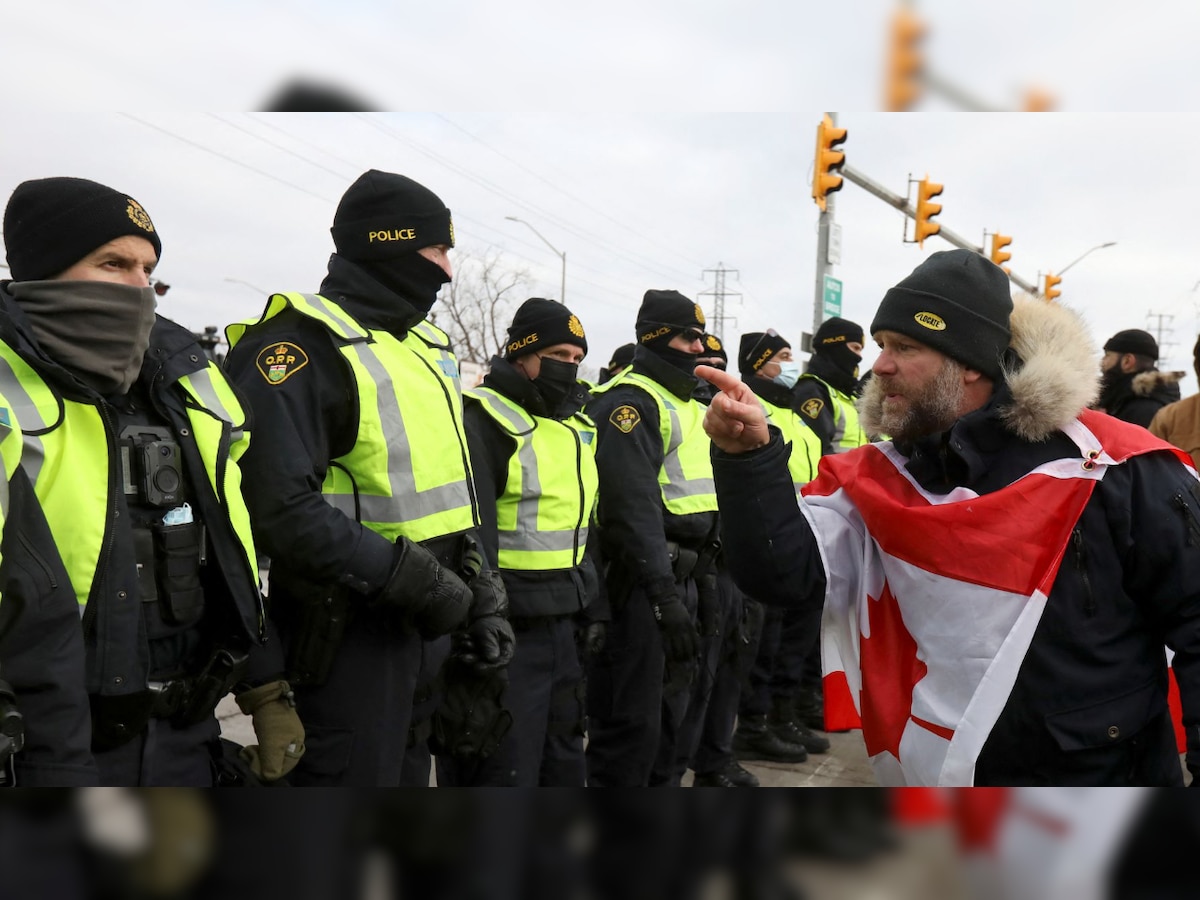 Canadian police and protestors standoff continues for 7 hours