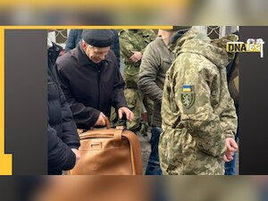 Ukraine: सेना में भर्ती होने के लिए आगे आया 80 साल का बूढ़ा व्यक्ति, इंटरनेट पर यह है सबसे मार्मिक तस्वीर