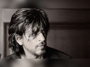 #AskSRK: Fan tells Shah Rukh Khan 'filmo mai aao...khabro mai nahi', superstar gives EPIC reply