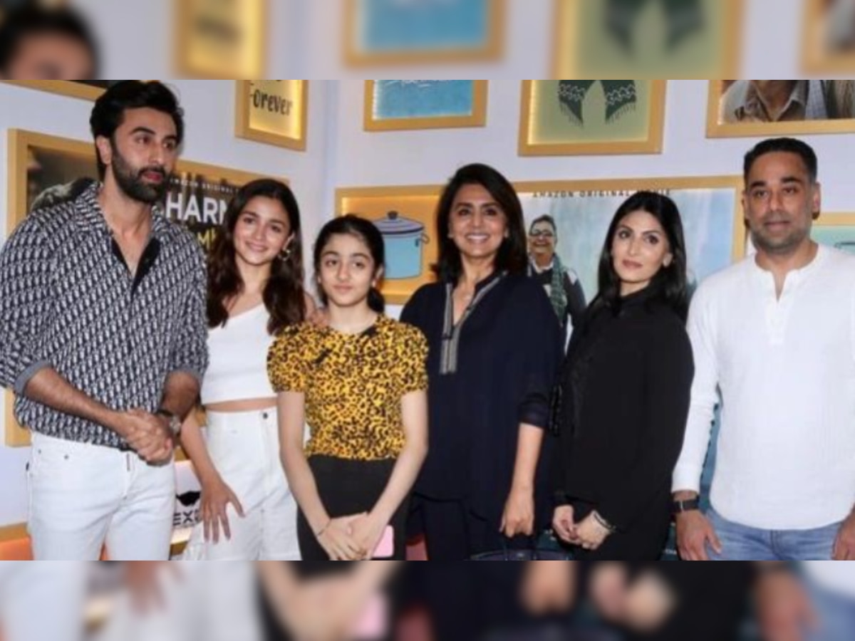 Alia Bhatt poses with Ranbir Kapoor, his family at special screening of Rishi Kapoor's last film