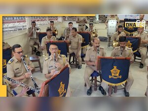 अपराधियों का बैंड बजाने वाली Mumbai Police ने हथियार की जगह उठाया बाजा, श्रीवल्ली गाने पर दिया ऐसा परफॉर्मेंस कि झूम उठे लोग