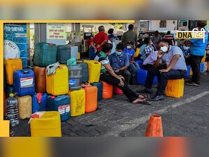 Sri Lanka crisis: न तेल बचा न कैश, इस पड़ोसी देश में वर्क फ्रॉम होम की सलाह, स्कूल भी बंद