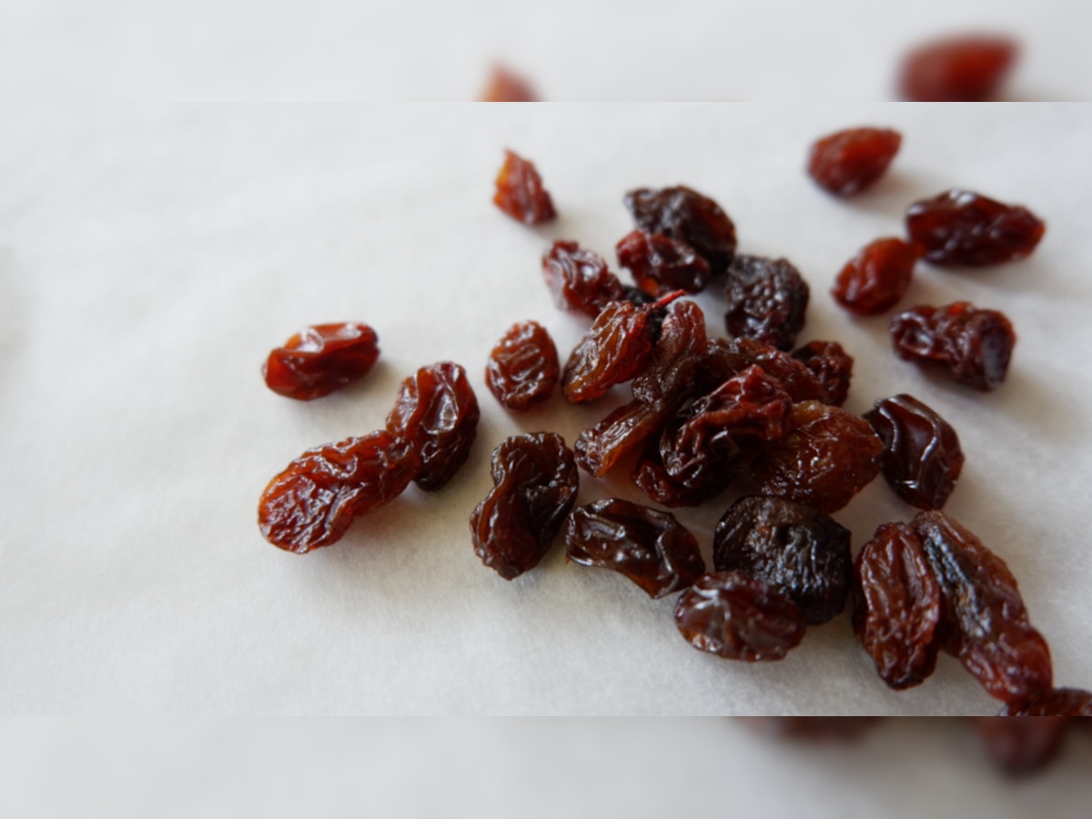 Benefits of soaked raisins including weight loss, liver health, bone density