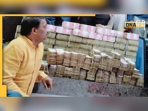 UP: हमीरपुर में गुटखा कारोबारी के यहां छापेमारी, नोटों से भरा बेड बॉक्स देख अधिकारी हैरान