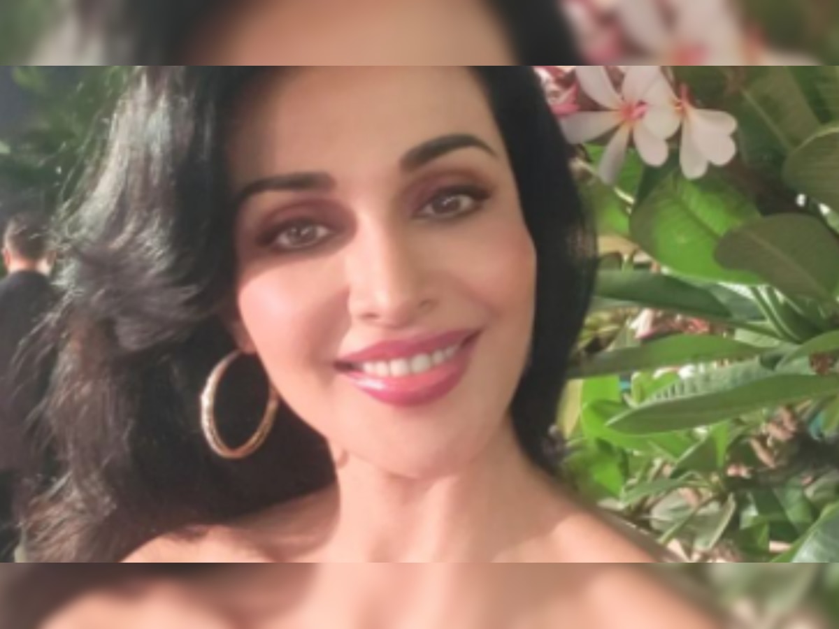 Gandii Baat fame Flora Saini poses topless, talks about her struggle with PCOS