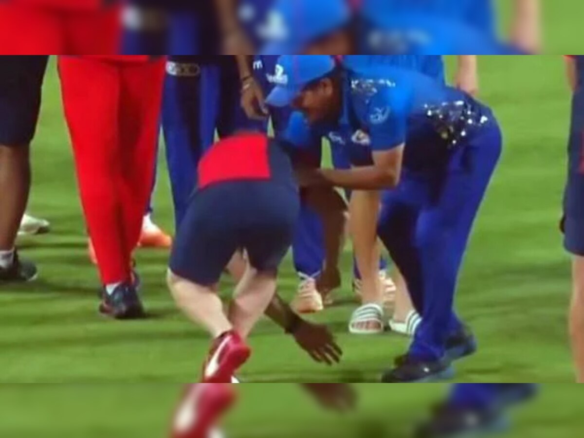 IPL 2022: Jonty Rhodes touches Sachin Tendulkar's feet, heartwarming gesture goes viral