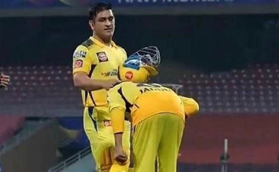 IPL 2022: CSK Skipper Ravindra Jadeja Bows Down To MS Dhoni After Match ...