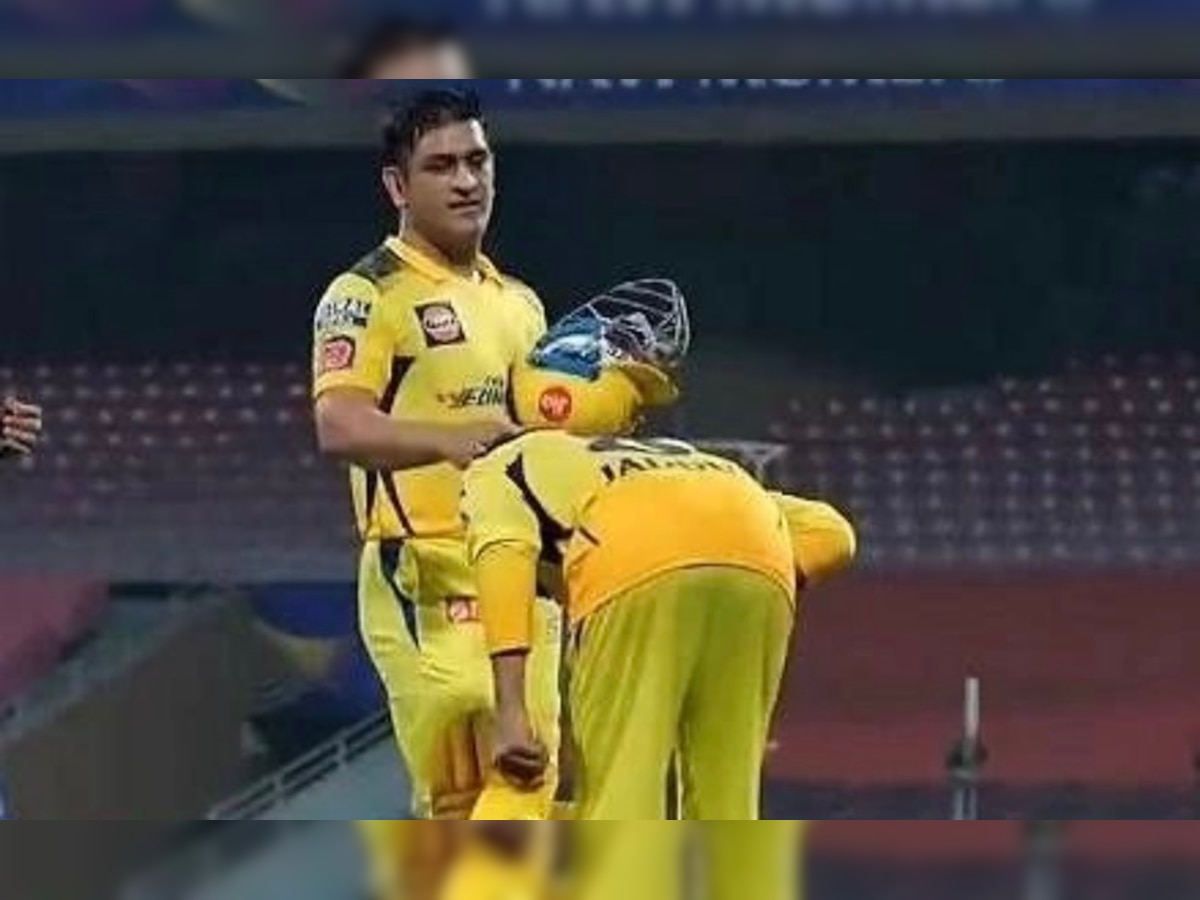 IPL 2022: CSK skipper Ravindra Jadeja bows down to MS Dhoni after match-winning knock, video viral