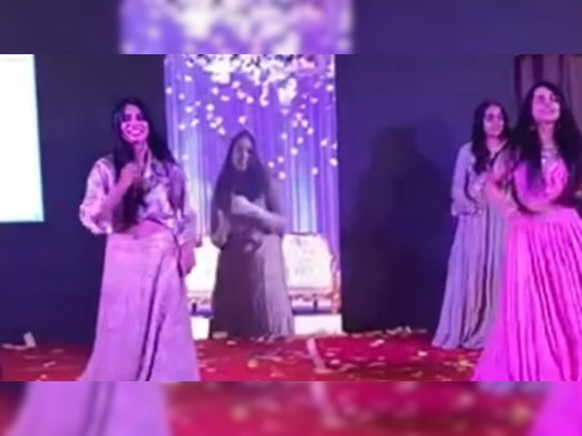 Woman dances on stage in friend’s wedding without actually coming, watch how 