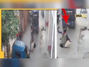 VIDEO: फोन पर बात करते-करते मेनहोल में गिरी महिला, नजर हटते ही ऐसे हुई दुर्घटना