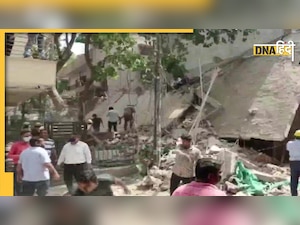 Building Collapses: दिल्ली के सत्य निकेतन एरिया में इमारत गिरी, दो की मौत