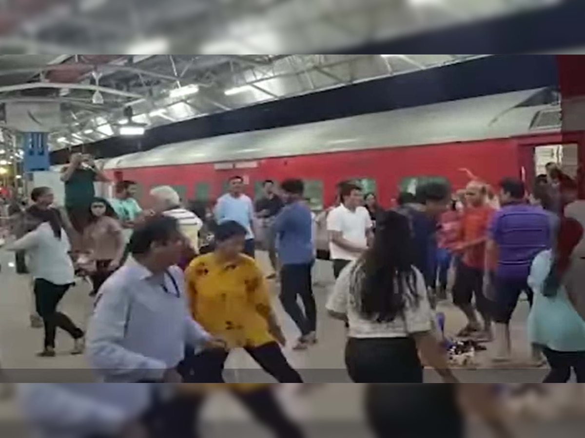 Passengers break into Garba at Ratlam station as train arrives 20 minutes early