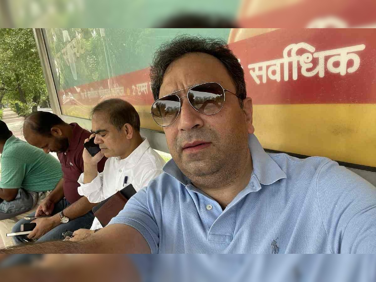 Delhi IAS officer Ashish Kundra tweets photo in DTC bus, gets pat on the back from Arvind Kejriwal