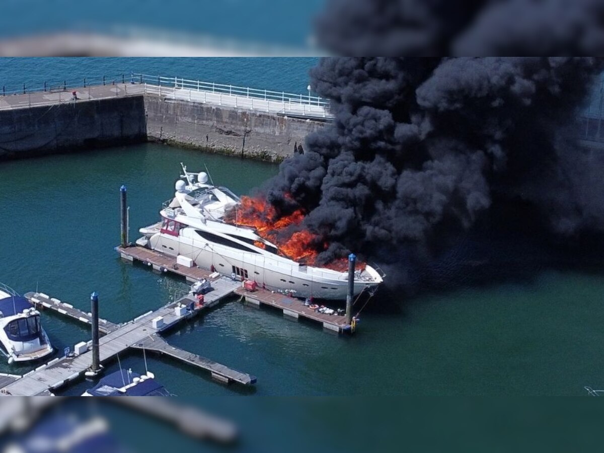 United Kingdom: Superyacht sinks in British marina following major fire