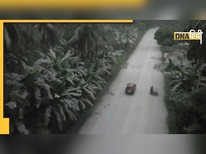 Volcano फूटा और राख से ढक गया पूरा शहर, आसमान में छाया काला अंधेरा