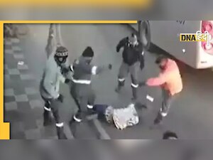 Viral Video: लड़की के साथ बदतमीजी कर रहा था लड़का, बस रोककर टूट पड़े लोग