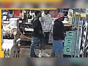 Viral: गए थे लाखों की शराब की बोतल चुराने, गलती से उठा लाए सस्ता माल