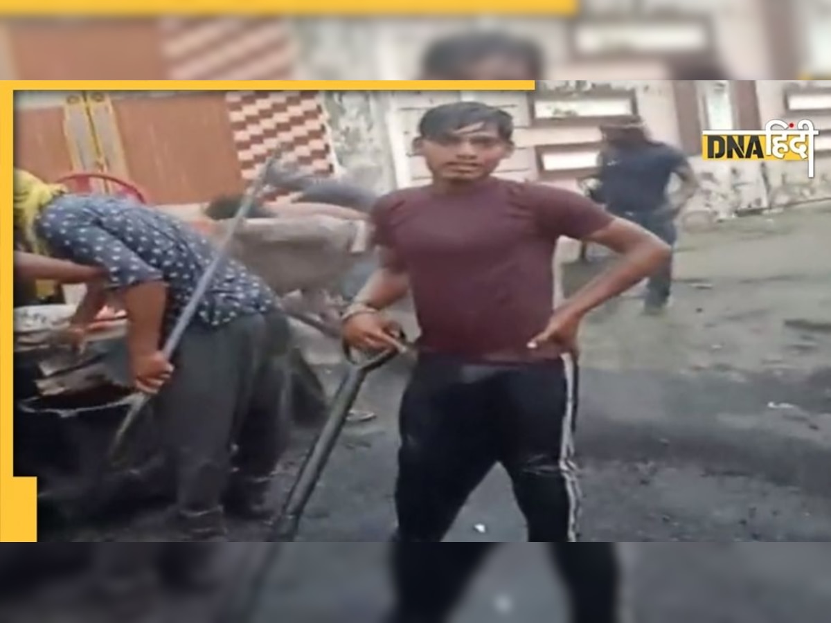 Viral Video: भारी बारिश के बीच बनवाई जा रही थी सड़क, रोकने पर भी नहीं रुके मजदूर, 4 अफसर सस्पेंड