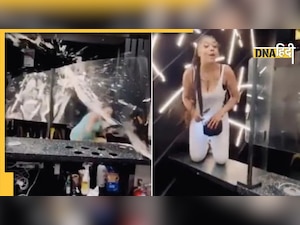 VIDEO: फ्री सॉस के लिए 3 लड़कियों ने रेस्त्रां में मचा दिया हंगामा, जो हाथ लगा उठा कर फेंका