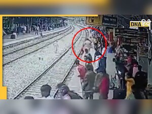 Viral Video: प्लेटफॉर्म पर आ रही थी तेज रफ्तार ट्रेन, तभी ट्रैक पर गिरा शख्स , फिर जो हुआ...