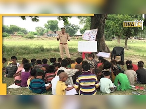Positive News: पेड़ के नीचे लगती है इस पुलिसवाले की क्लास, गरीबों में जला रहा शिक्षा की अलख