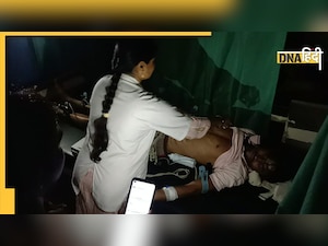 Video: अस्पताल की बत्ती हुई गुल, मोबाइल की लाइट में ECG करते दिखे डॉक्टर
