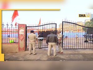 Ganesh Chaturthi 2022: हुबली के ईदगाह मैदान में चल रही गणेश उत्सव की तैयारियां, हाईकोर्ट ने दी रात में मंजूरी