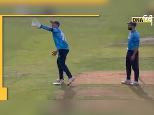 फील्डर ने पहने विकेटकीपर के ग्लव्स तो लगा जुर्माना, जानें क्रिकेट में कैसे मिलते हैं 5 रन