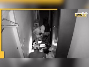 Viral Video: OnePlus के शोरूम में घुसे चोरों ने 26 स्मार्टफोन पर किया हाथ साफ, 6 लाख का माल लेकर हुए फरार