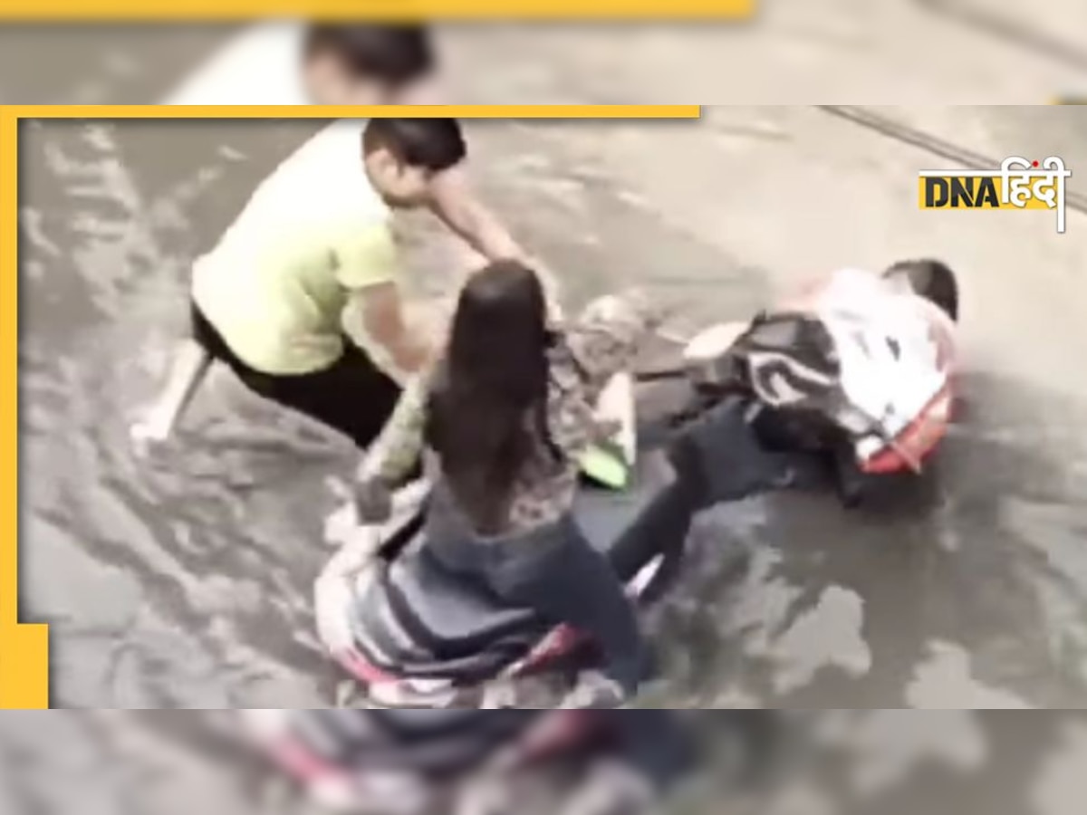 Viral Video: बारिश देखते ही रोमांटिक मूड में आने वाले सावधान, सड़क पर धोखे कर रहे हैं इंतजार