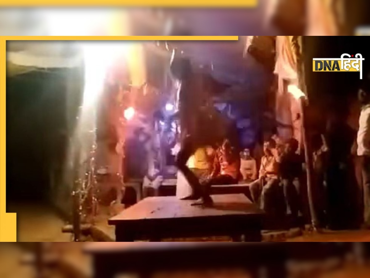 Video: रामलीला में मंच पर हनुमान की मौत, अचानक गिरा नीचे और तड़पता रहा