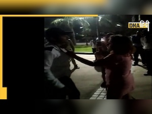 VIDEO: नशे में धुत लड़कियों ने सिक्योरिटी गार्ड को दी गाली, जमकर पीटा, अब जाएंगी जेल!